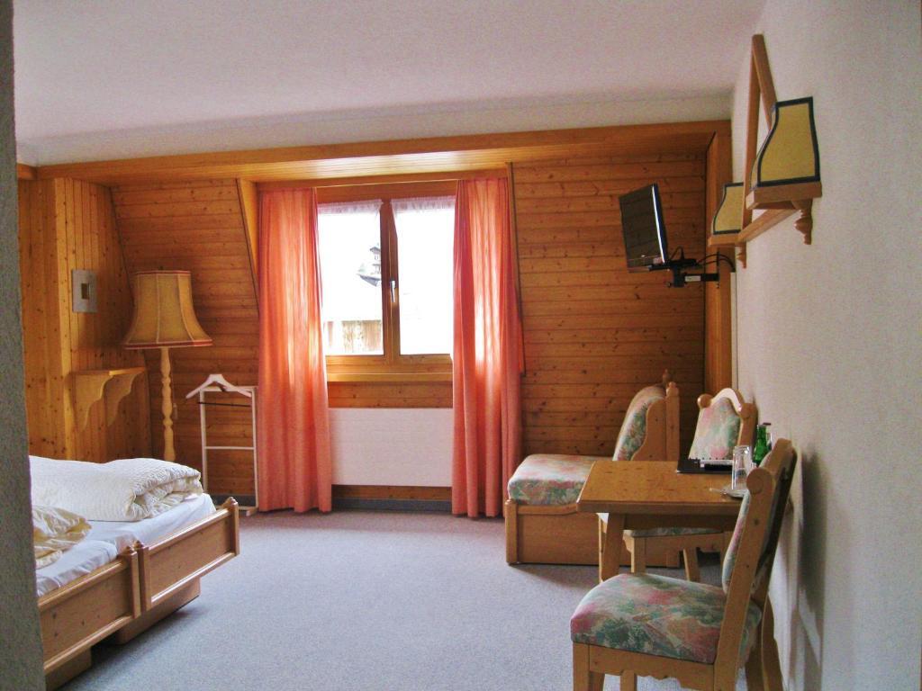 Hotel Kistenpass Breil/Brigels Ruang foto